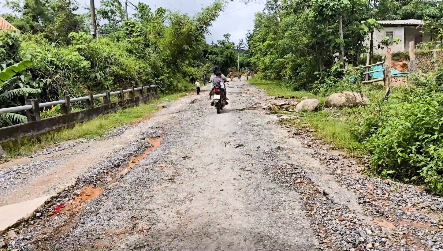 Cận cảnh tuyến đường li&ecirc;n x&atilde; ở Quảng Trị xuống cấp hư hỏng, h&agrave;ng loạt &ldquo;ổ voi&rdquo;- Ảnh 4.