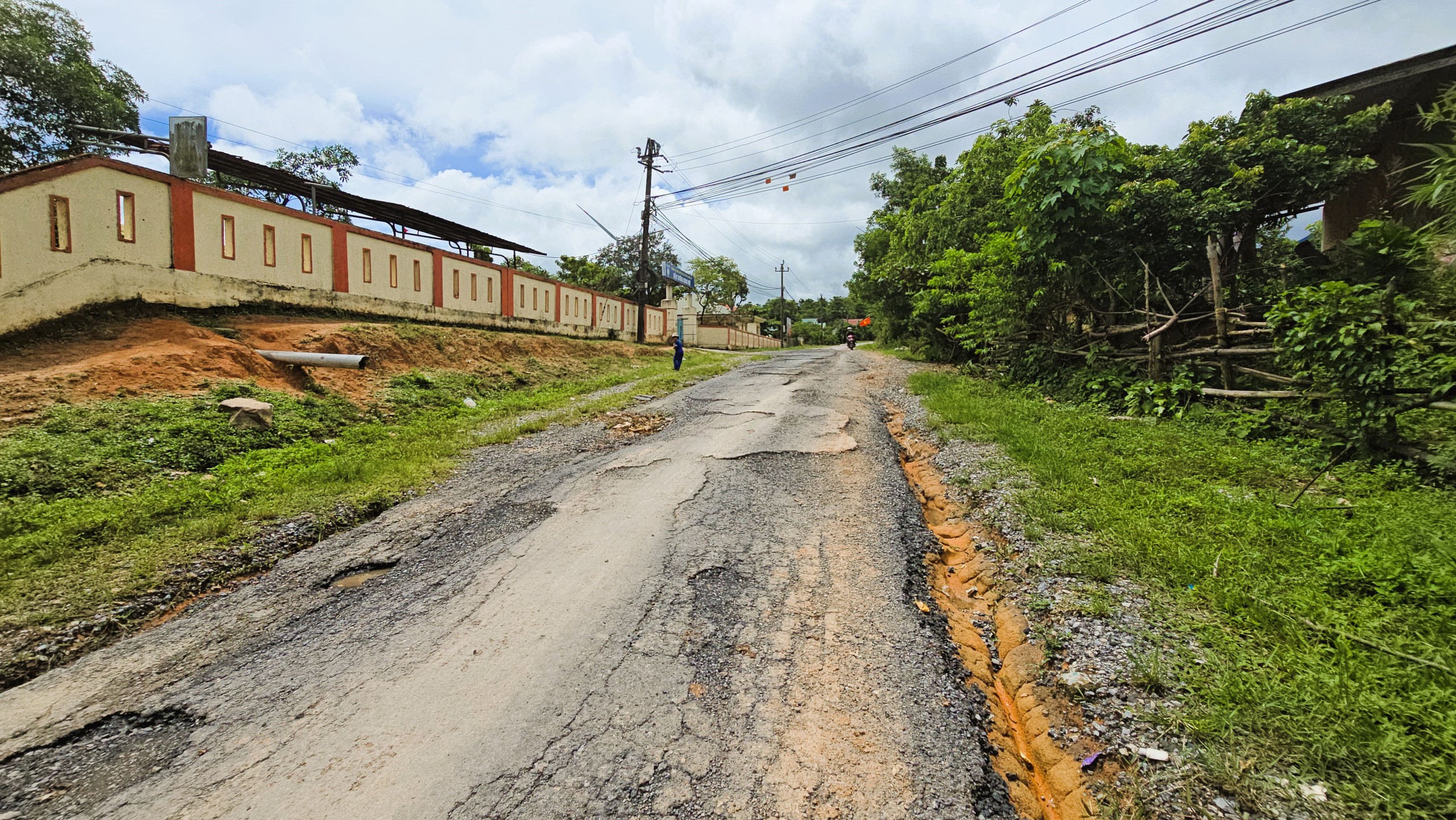 Cận cảnh tuyến đường li&ecirc;n x&atilde; ở Quảng Trị xuống cấp hư hỏng, h&agrave;ng loạt &ldquo;ổ voi&rdquo;- Ảnh 6.