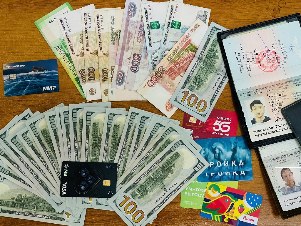 Liên tiếp hai cán bộ Công an Nghệ An trao trả hơn 460 triệu đồng cho người đánh rơi- Ảnh 2. Liên tiếp hai cán bộ Công an Nghệ An trao trả hơn 460 triệu đồng cho người đánh rơi- Ảnh 2.