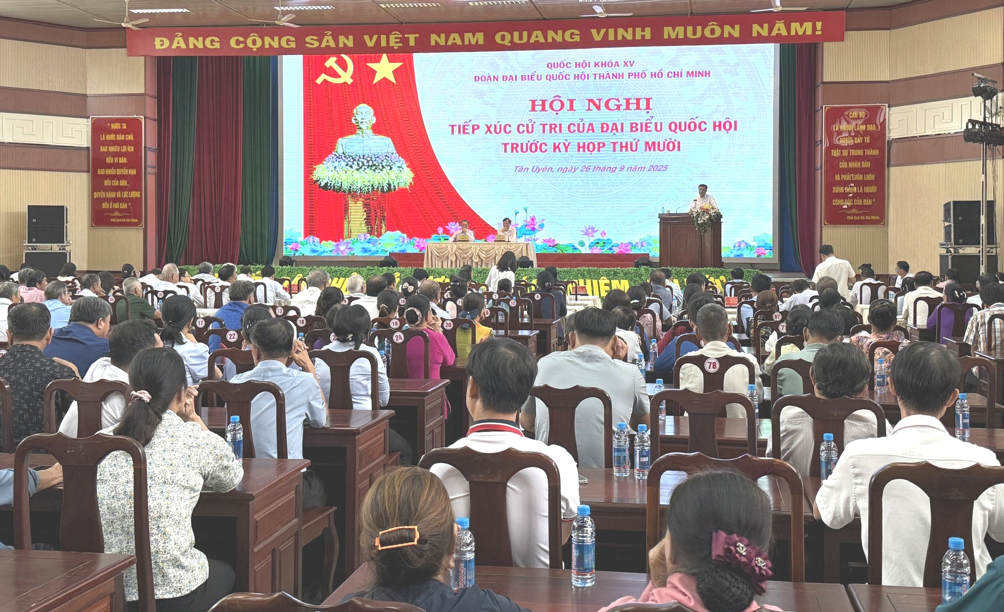Tiếp x&uacute;c cử tri TP.HCM: Nhiều kiến nghị về đất đai, hạ tầng giao th&ocirc;ng- Ảnh 1.