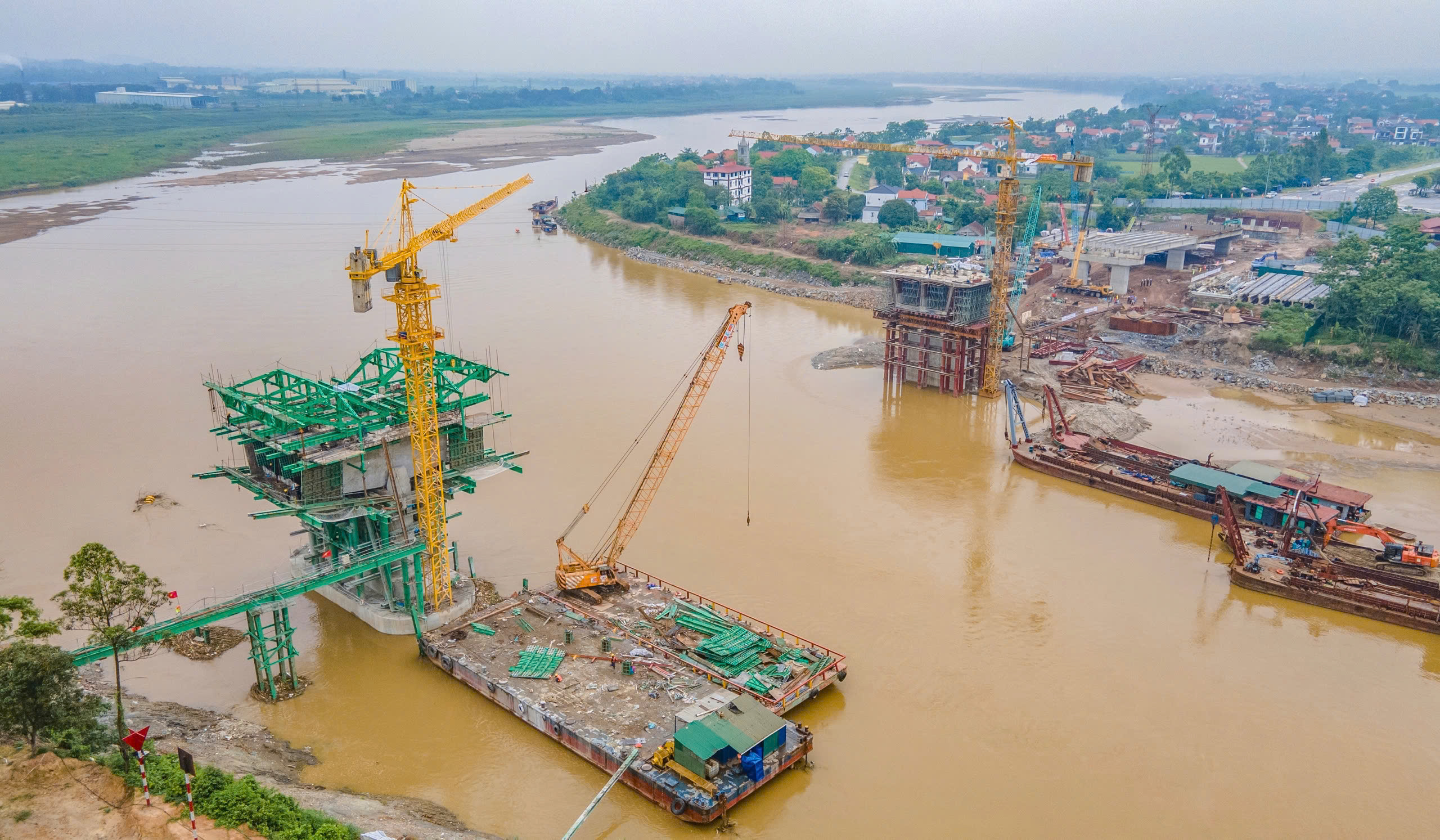 Cầu Phong Ch&acirc;u mới vượt tiến độ, Bộ trưởng Bộ X&acirc;y dựng tặng bằng khen 3 tập thể, 7 c&aacute; nh&acirc;n- Ảnh 5.