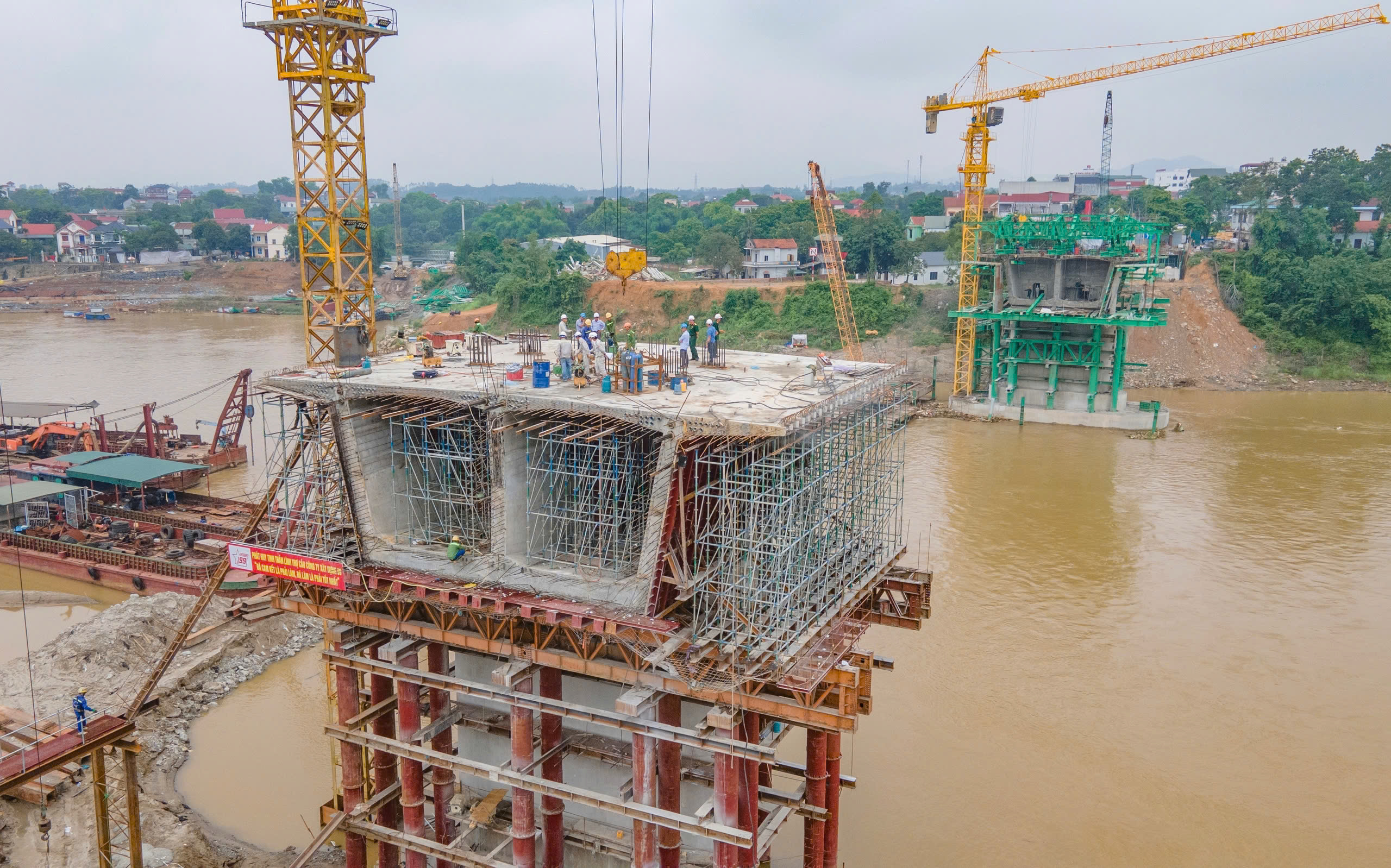 Cầu Phong Ch&acirc;u mới vượt tiến độ, Bộ trưởng Bộ X&acirc;y dựng tặng bằng khen 3 tập thể, 7 c&aacute; nh&acirc;n- Ảnh 4.