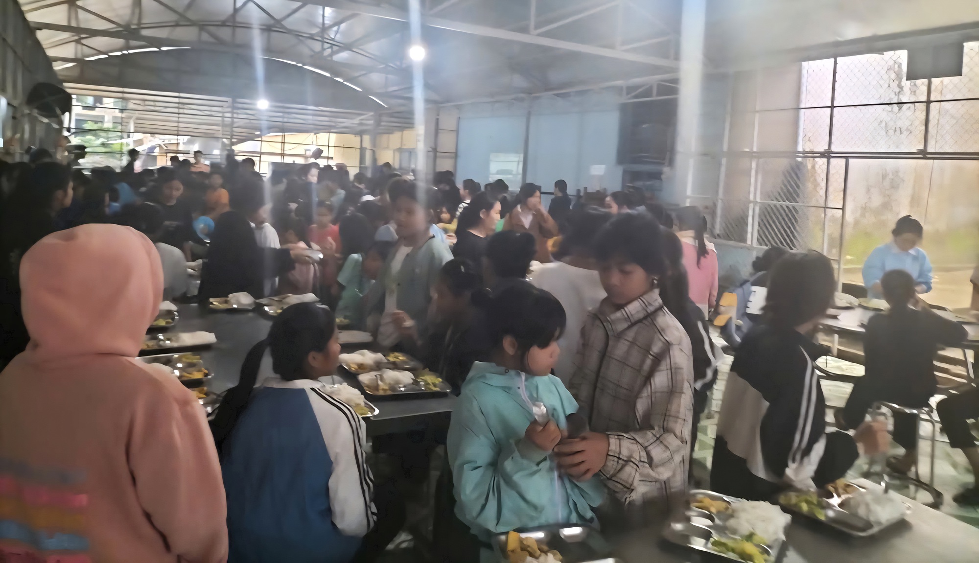 Đ&agrave; Nẵng: Trường miền n&uacute;i giữ học sinh ở lại, trữ lương thực ứng ph&oacute; b&atilde;o số 10- Ảnh 3.