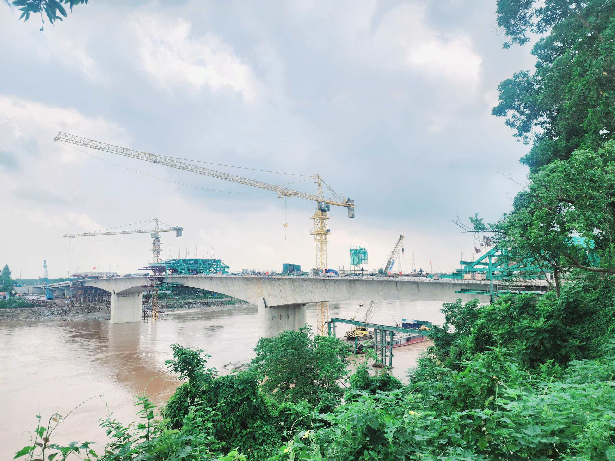 Cầu Phong Ch&acirc;u mới vượt tiến độ, Bộ trưởng Bộ X&acirc;y dựng tặng bằng khen 3 tập thể, 7 c&aacute; nh&acirc;n- Ảnh 6.