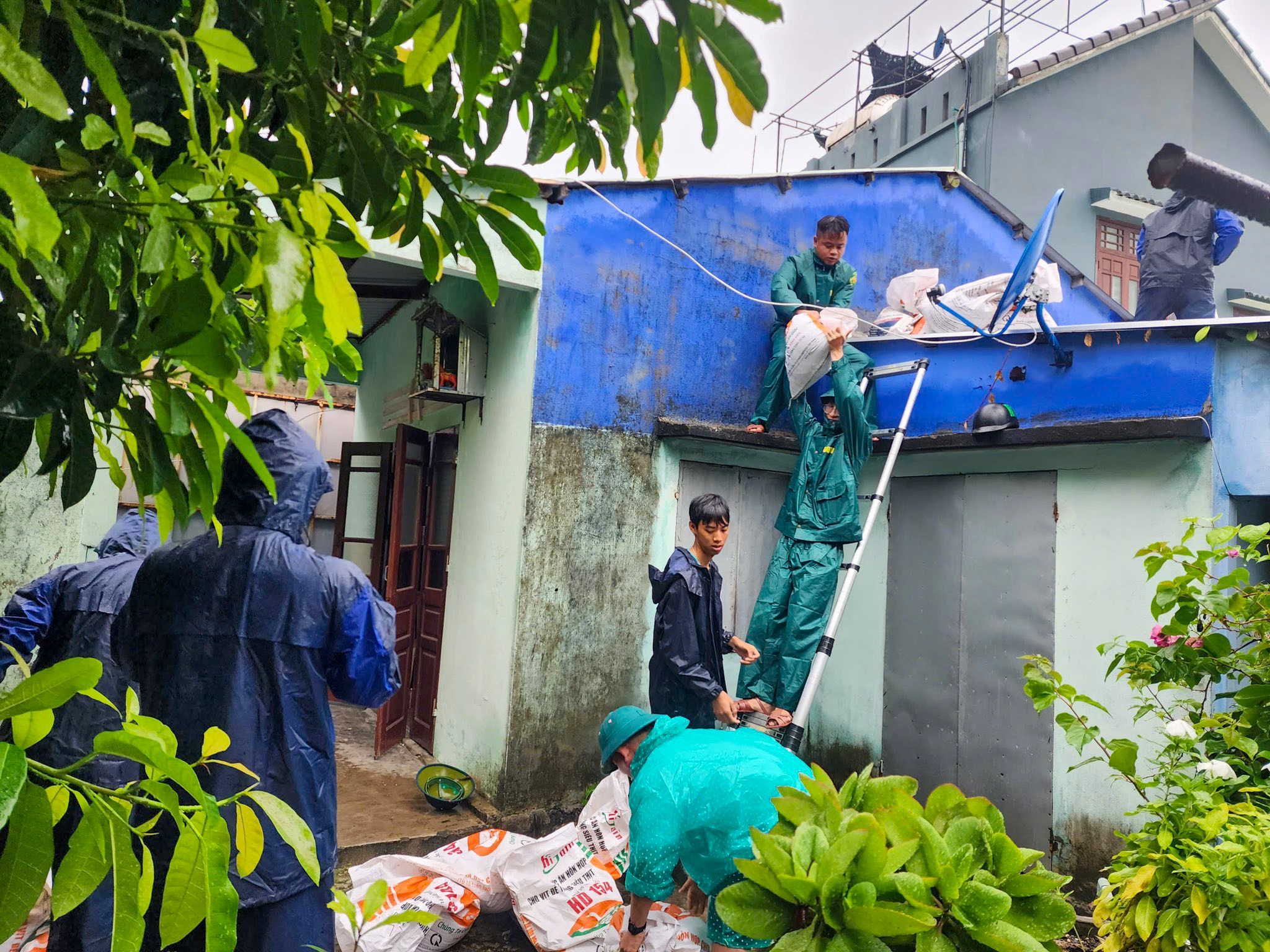 B&atilde;o số 10 uy hiếp c&aacute;c tỉnh miền Trung: Mưa lớn, nhiều nơi sạt lở nghi&ecirc;m trọng- Ảnh 8.