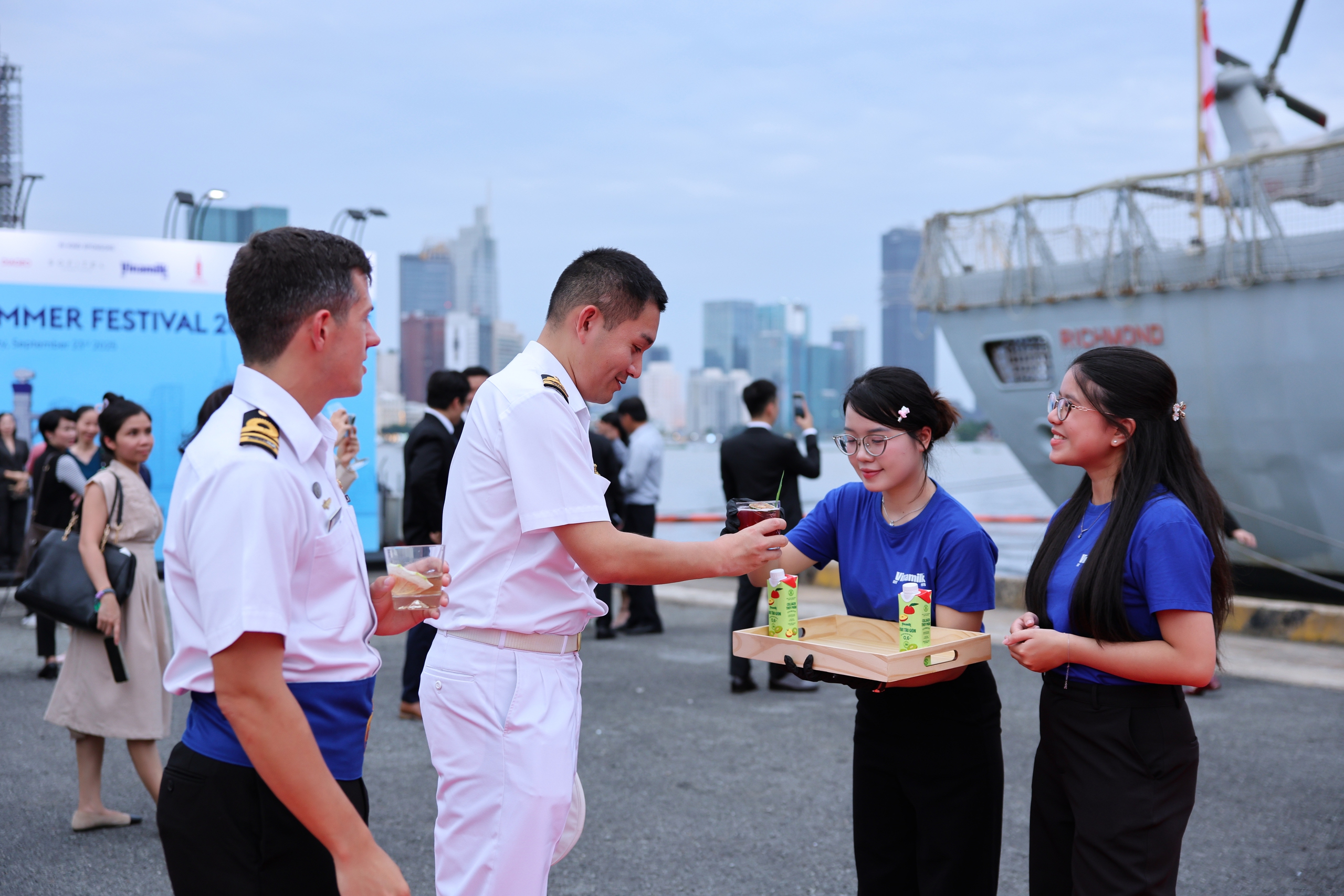 &ldquo;Đắt kh&aacute;ch&rdquo; kh&ocirc;ng k&eacute;m l&agrave; những ly mocktail của nh&agrave; Vinamilk. C&aacute;c sản phẩm nước &eacute;p từ những loại tr&aacute;i c&acirc;y nhiệt đới được biến tấu theo những c&ocirc;ng thức độc đ&aacute;o để giữ trọn hương vị tươi m&aacute;t, trở th&agrave;nh dư vị kh&oacute; qu&ecirc;n trong l&ograve;ng thực kh&aacute;ch quốc tế (Ảnh: Nguyễn Ho&agrave;ng)./.