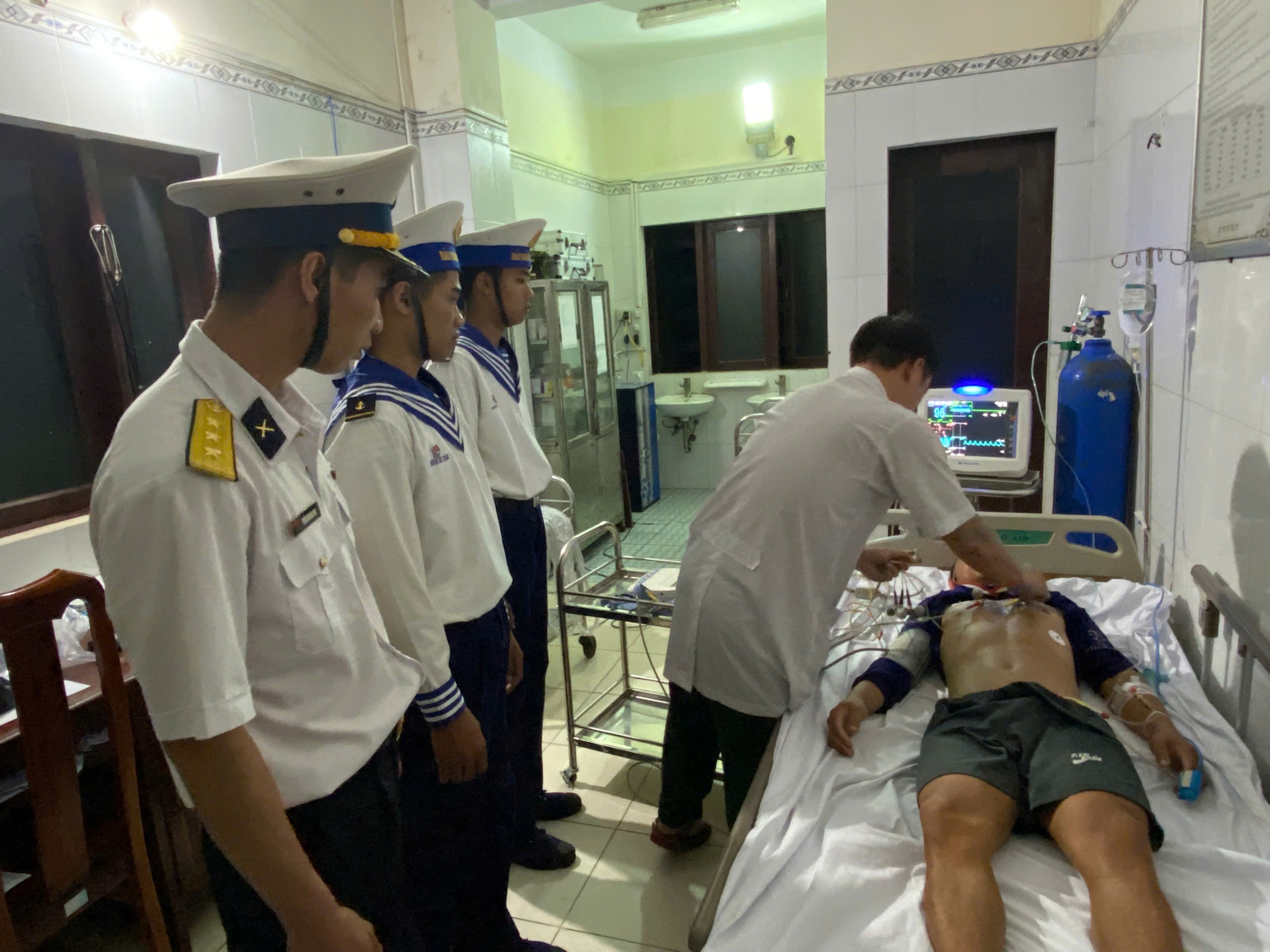 Hải qu&acirc;n Trường Sa cấp cứu ngư d&acirc;n bị dập tủy cổ- Ảnh 2.