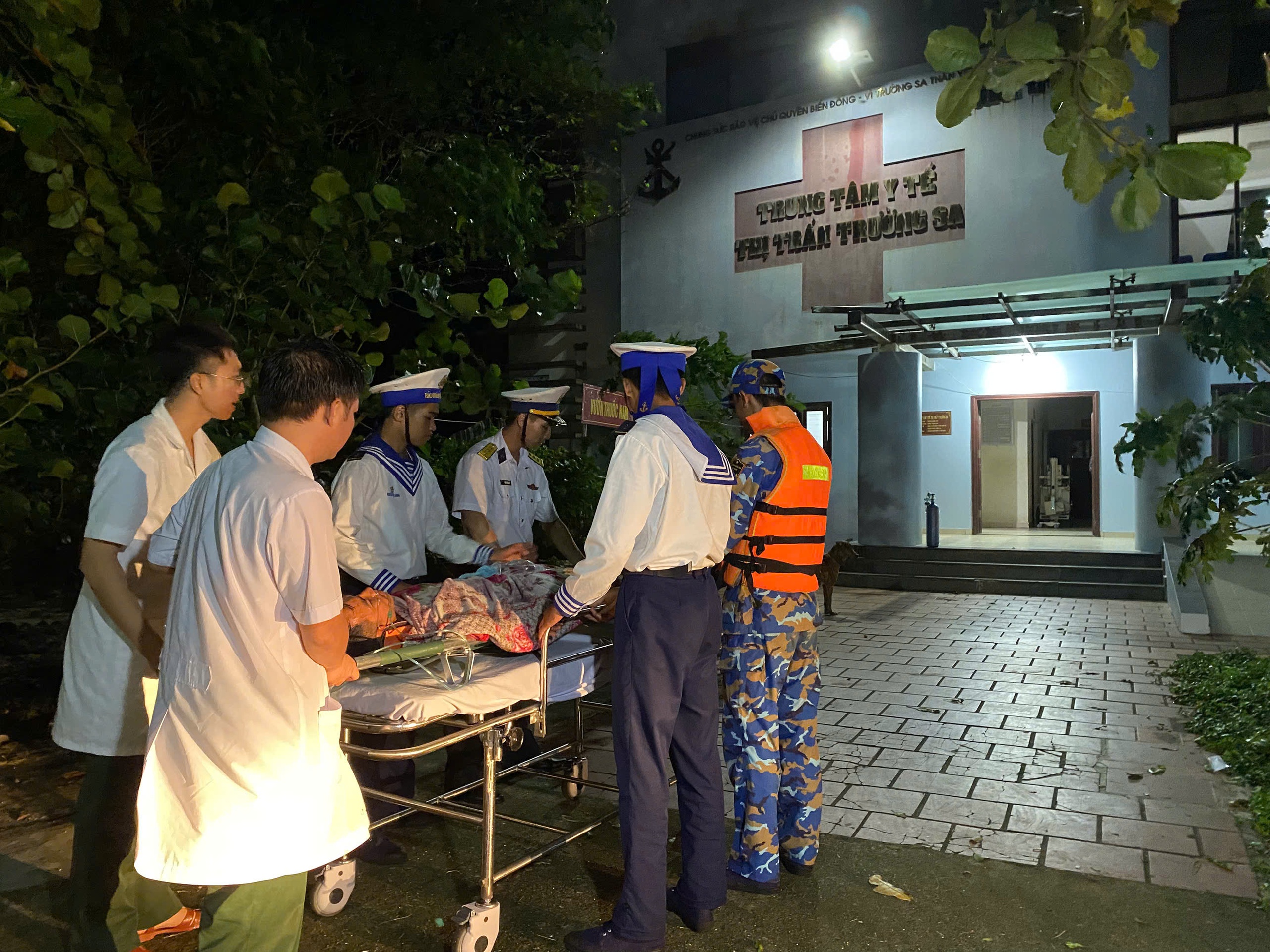 Hải qu&acirc;n Trường Sa cấp cứu ngư d&acirc;n bị dập tủy cổ- Ảnh 1.