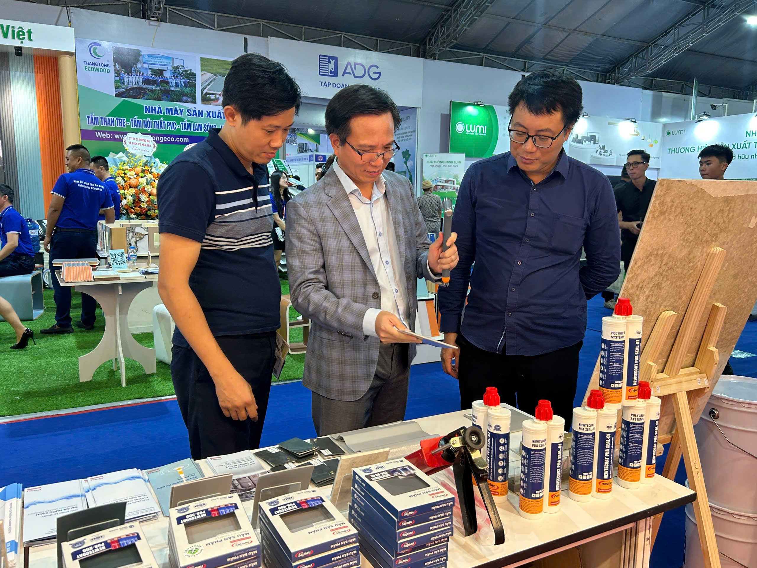 NSƯT Ch&iacute; Trung trải nghiệm c&ocirc;ng nghệ chống thấm số một trong kỷ nguy&ecirc;n vật liệu xanh- Ảnh 4.