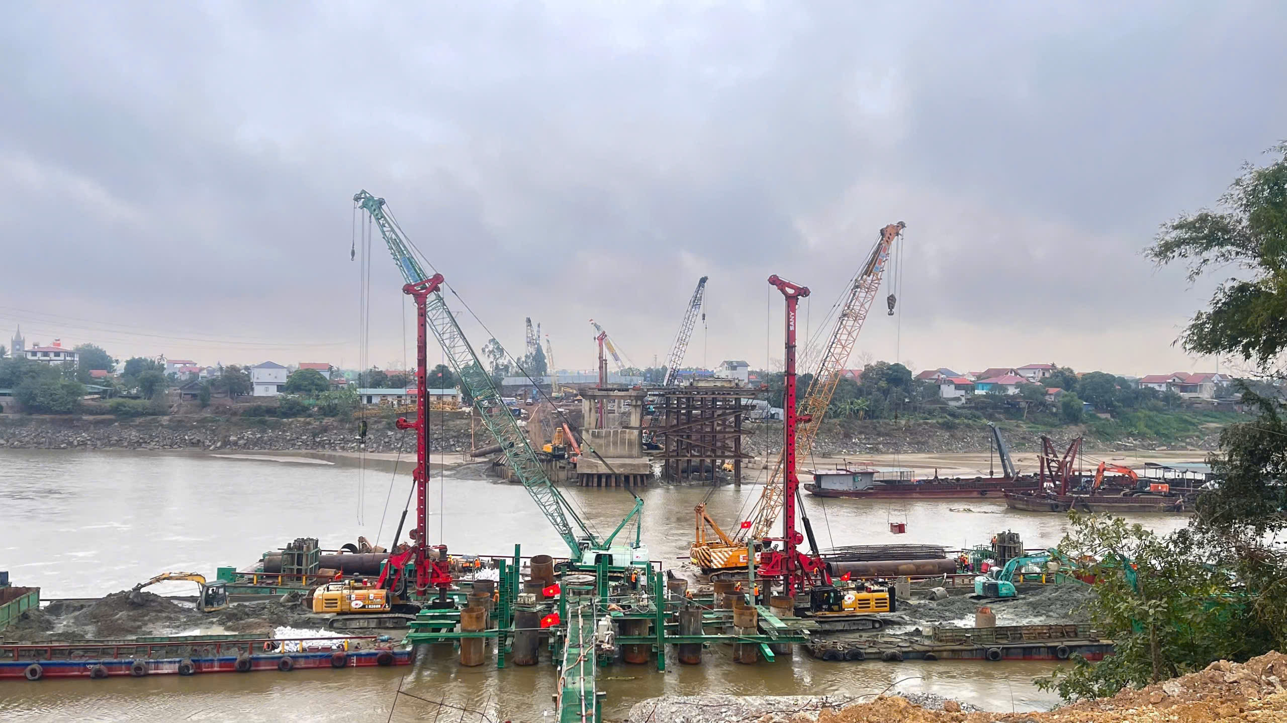 Cầu Phong Ch&acirc;u mới vượt tiến độ, Bộ trưởng Bộ X&acirc;y dựng tặng bằng khen 3 tập thể, 7 c&aacute; nh&acirc;n- Ảnh 2.