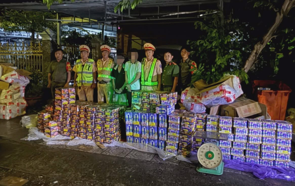 Đồng Nai: CSGT phối hợp bắt giữ hơn nửa tấn ph&aacute;o hoa lậu tr&ecirc;n quốc lộ 13- Ảnh 1.