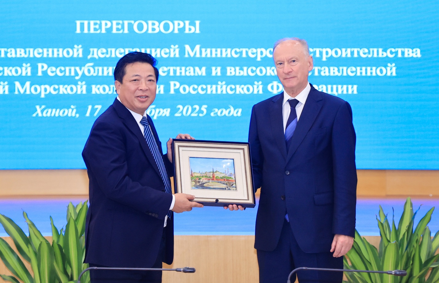 Vietnam, Russia commit to strengthening maritime and transport cooperation- Ảnh 2. A person holding a framed picture of a city AI-generated content may be incorrect.