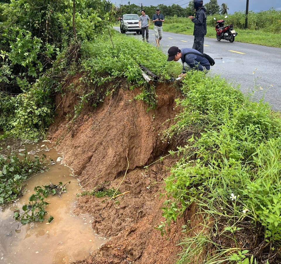 B&atilde;o số 10 uy hiếp c&aacute;c tỉnh miền Trung: Mưa lớn, nhiều nơi sạt lở nghi&ecirc;m trọng- Ảnh 2.