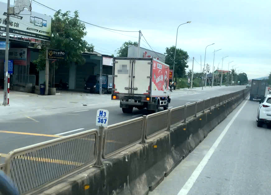 Thanh H&oacute;a: Trừ điểm t&agrave;i xế l&aacute;i xe &ocirc; t&ocirc; đi ngược chiều tr&ecirc;n QL1- Ảnh 1.