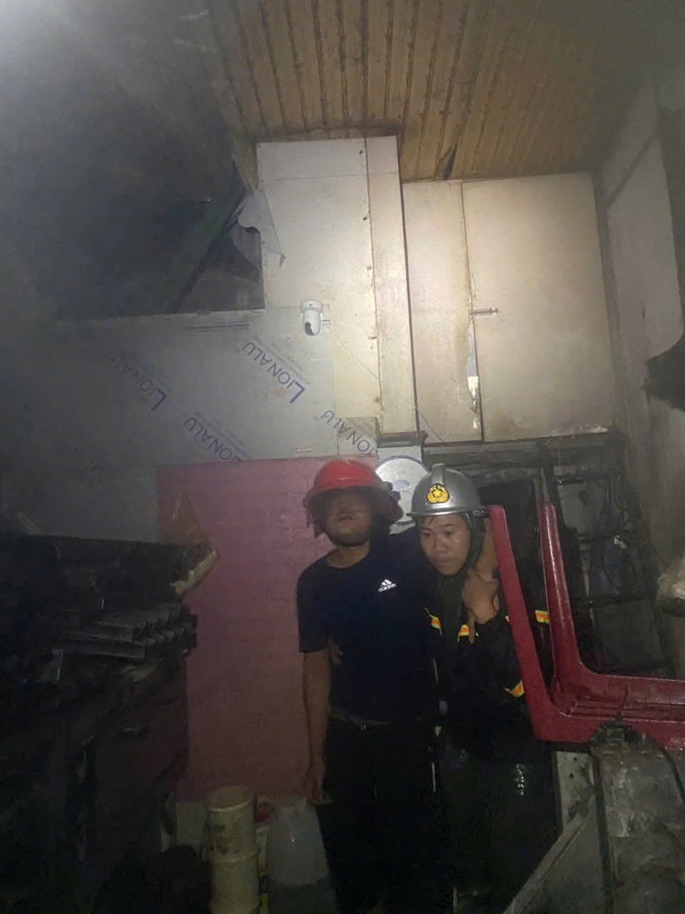 B&atilde;o số 10: Nhiều ng&ocirc;i nh&agrave; đổ sập, đ&atilde; c&oacute; thiệt hại về người- Ảnh 26.