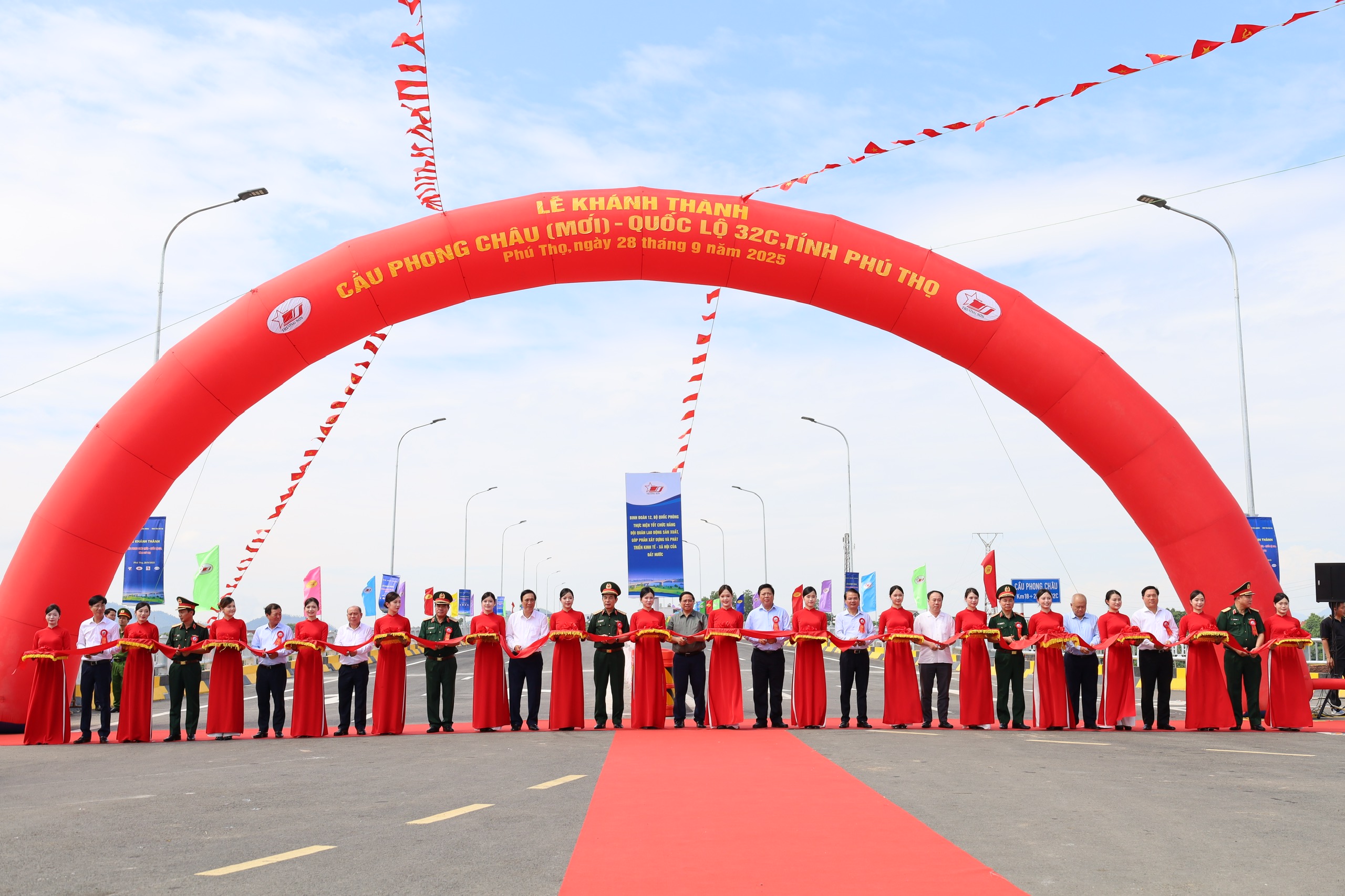 Thủ tướng cắt băng kh&aacute;nh th&agrave;nh cầu Phong Ch&acirc;u mới- Ảnh 1.