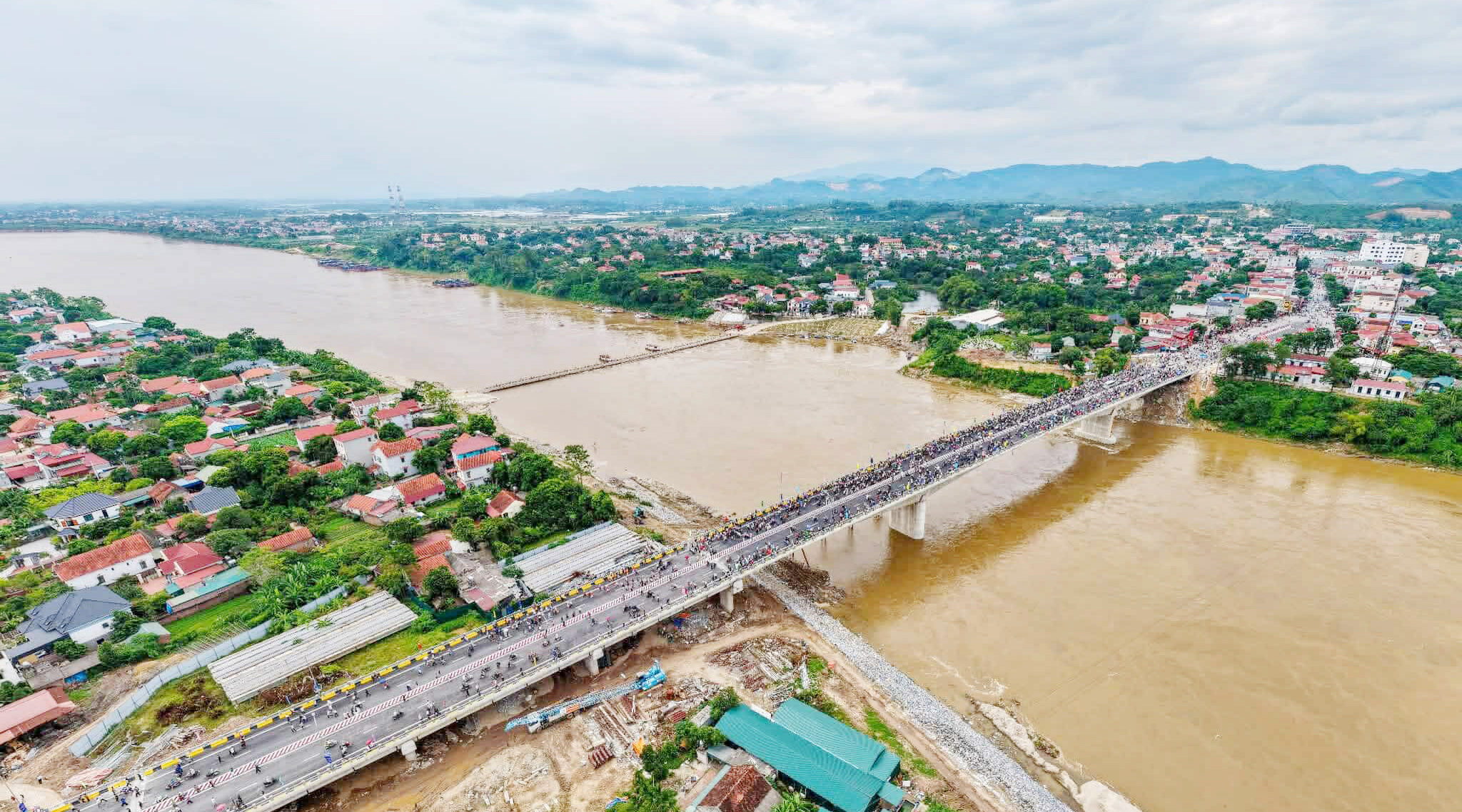 Thủ tướng cắt băng kh&aacute;nh th&agrave;nh cầu Phong Ch&acirc;u mới- Ảnh 5.