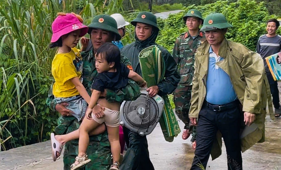 Người d&acirc;n đặc khu Cồn Cỏ ở Quảng Trị v&agrave;o hầm tr&aacute;nh b&atilde;o số 10- Ảnh 1.