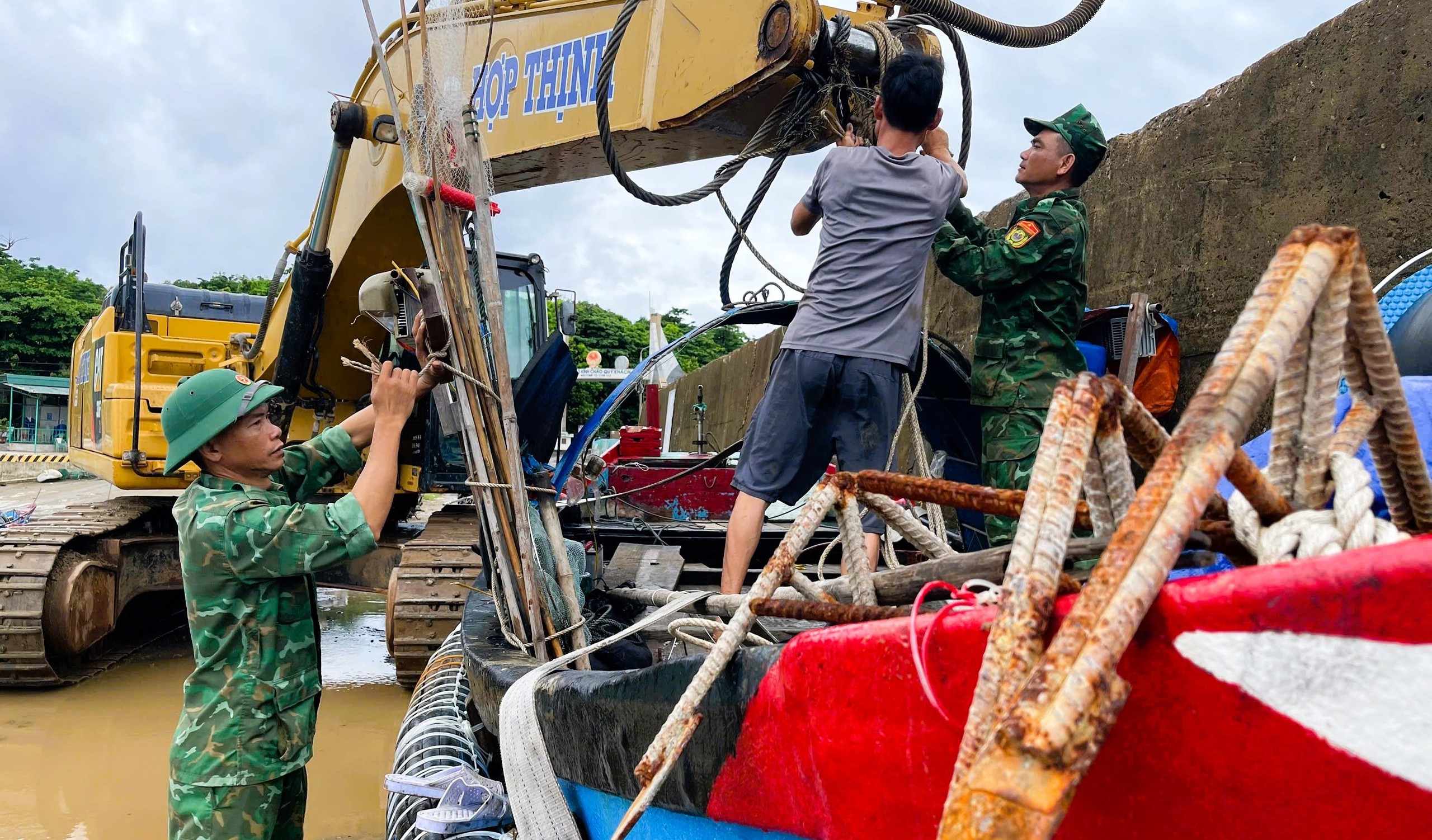 Người d&acirc;n đặc khu Cồn Cỏ ở Quảng Trị v&agrave;o hầm tr&aacute;nh b&atilde;o số 10- Ảnh 3.