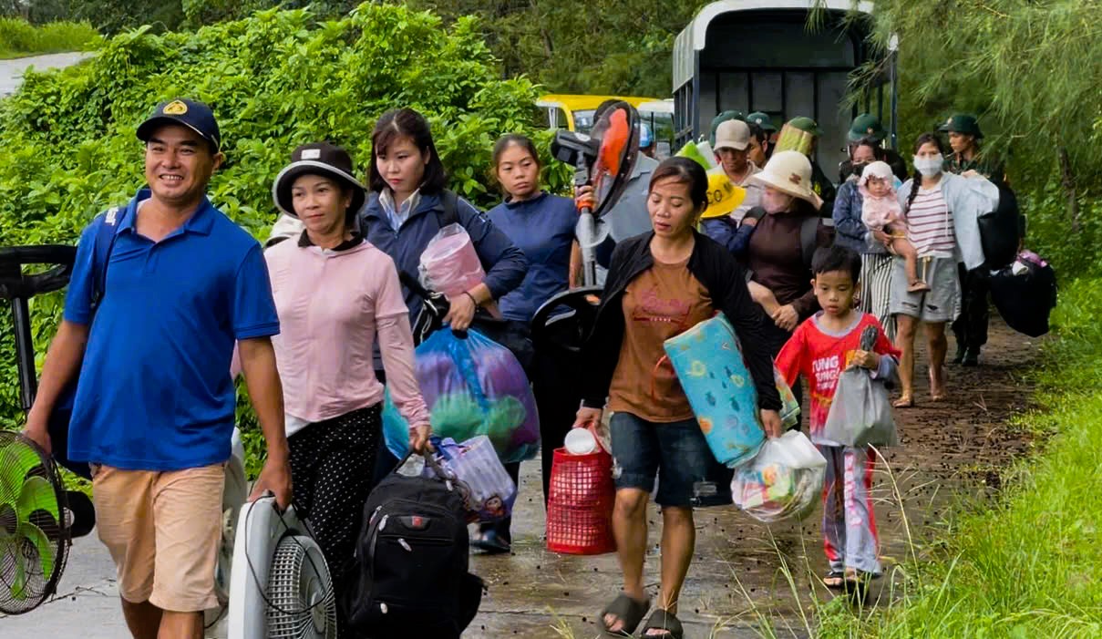 Người d&acirc;n đặc khu Cồn Cỏ ở Quảng Trị v&agrave;o hầm tr&aacute;nh b&atilde;o số 10- Ảnh 6.