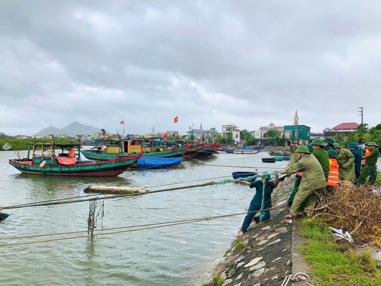 H&agrave; Tĩnh sơ t&aacute;n người d&acirc;n trước giờ b&atilde;o số 10 đổ bộ- Ảnh 5.