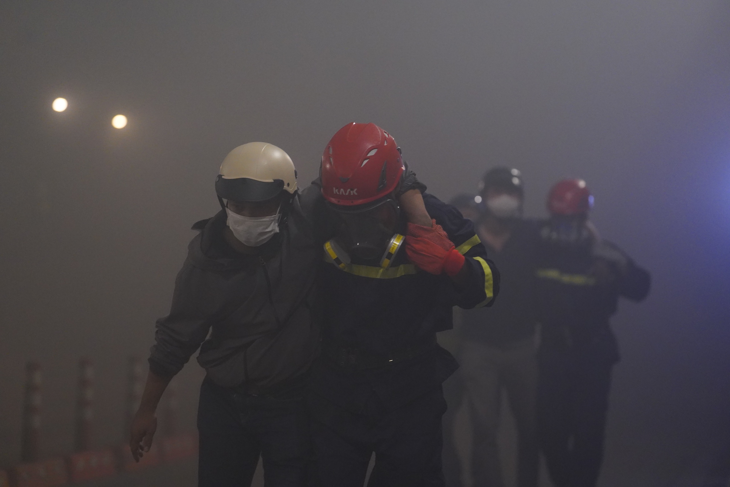 Nghẹt thở theo d&otilde;i diễn tập chữa ch&aacute;y trong hầm s&ocirc;ng S&agrave;i G&ograve;n- Ảnh 4.