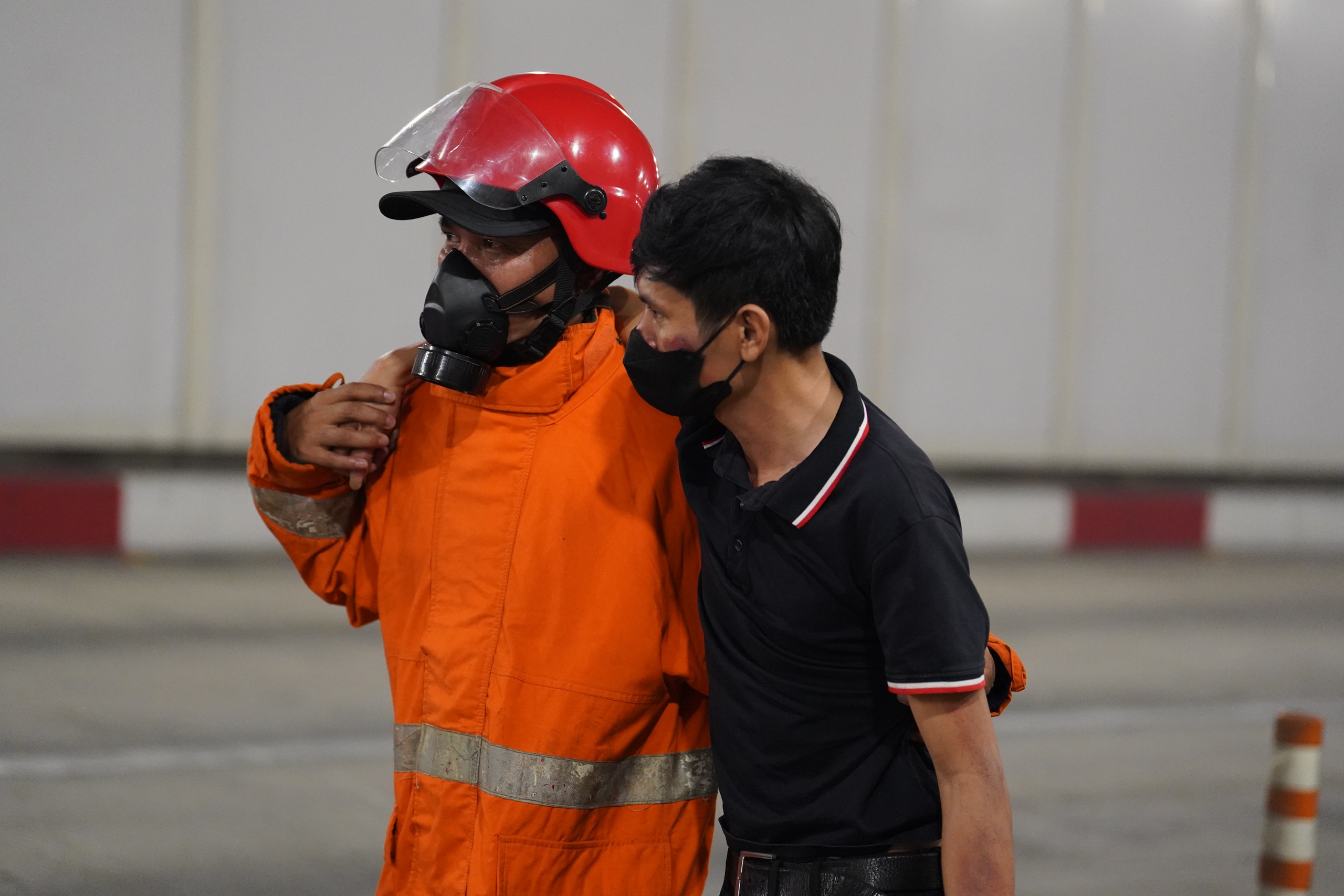 Nghẹt thở theo d&otilde;i diễn tập chữa ch&aacute;y trong hầm s&ocirc;ng S&agrave;i G&ograve;n- Ảnh 5.