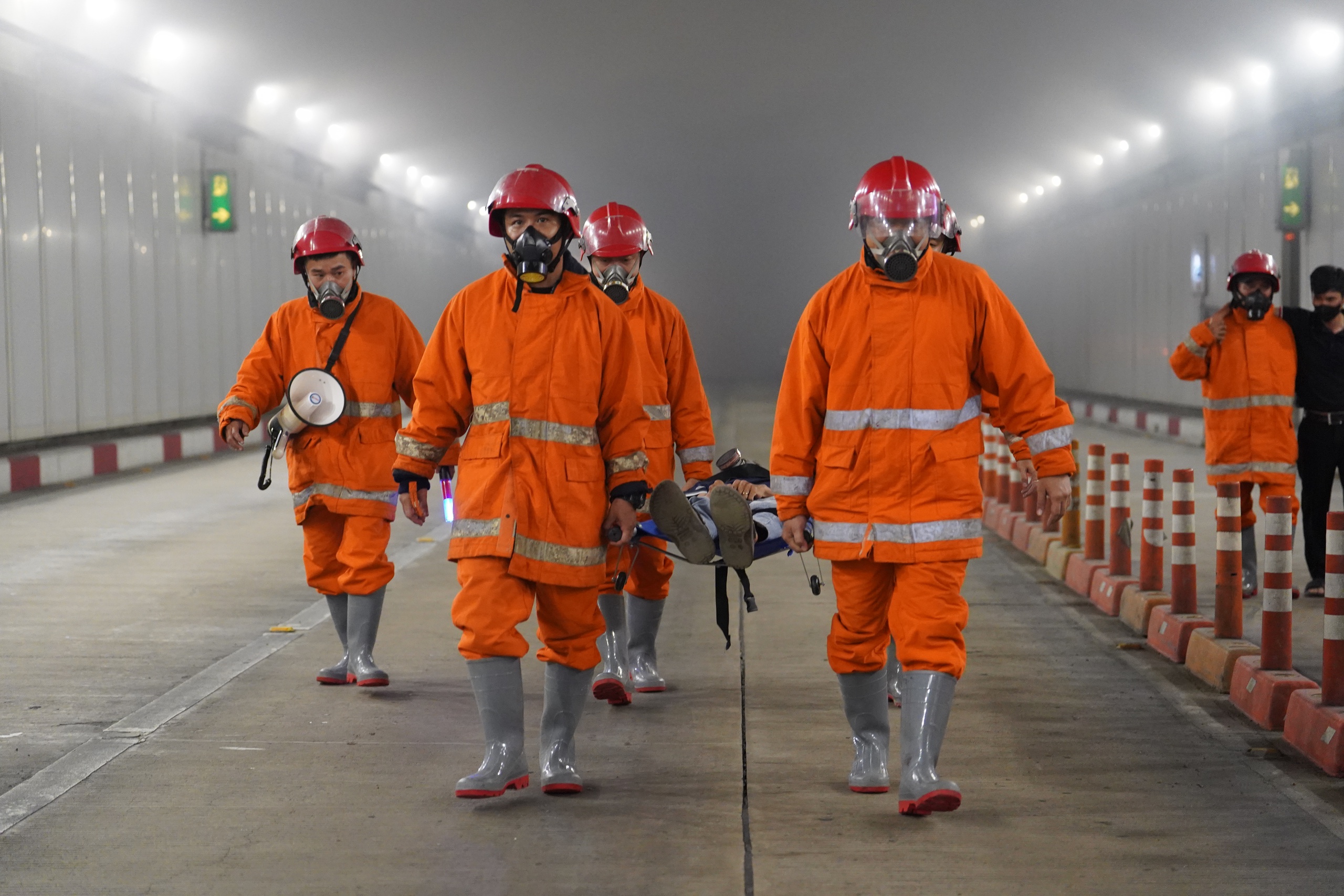 Nghẹt thở theo d&otilde;i diễn tập chữa ch&aacute;y trong hầm s&ocirc;ng S&agrave;i G&ograve;n- Ảnh 3.