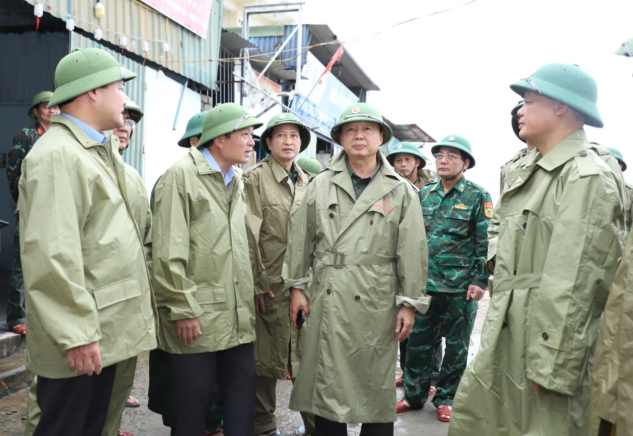 Ph&oacute; Thủ tướng Trần Hồng H&agrave; kiểm tra c&ocirc;ng t&aacute;c ứng ph&oacute; b&atilde;o số 10 tại Nghệ An- Ảnh 1.