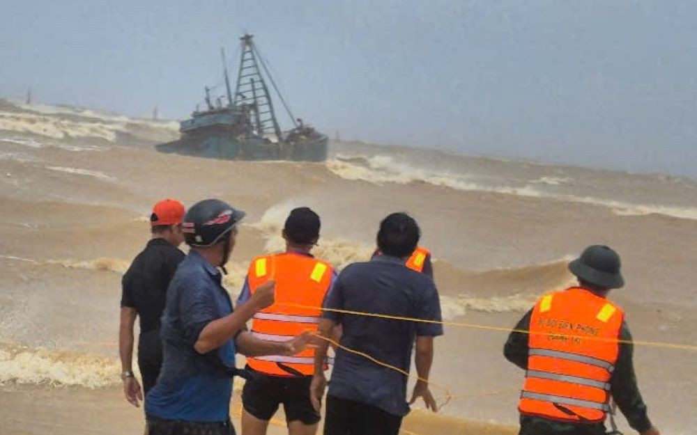 Hai t&agrave;u c&aacute; với 11 thuyền vi&ecirc;n gặp nạn khi đang v&agrave;o bờ tr&aacute;nh b&atilde;o ở Quảng Trị