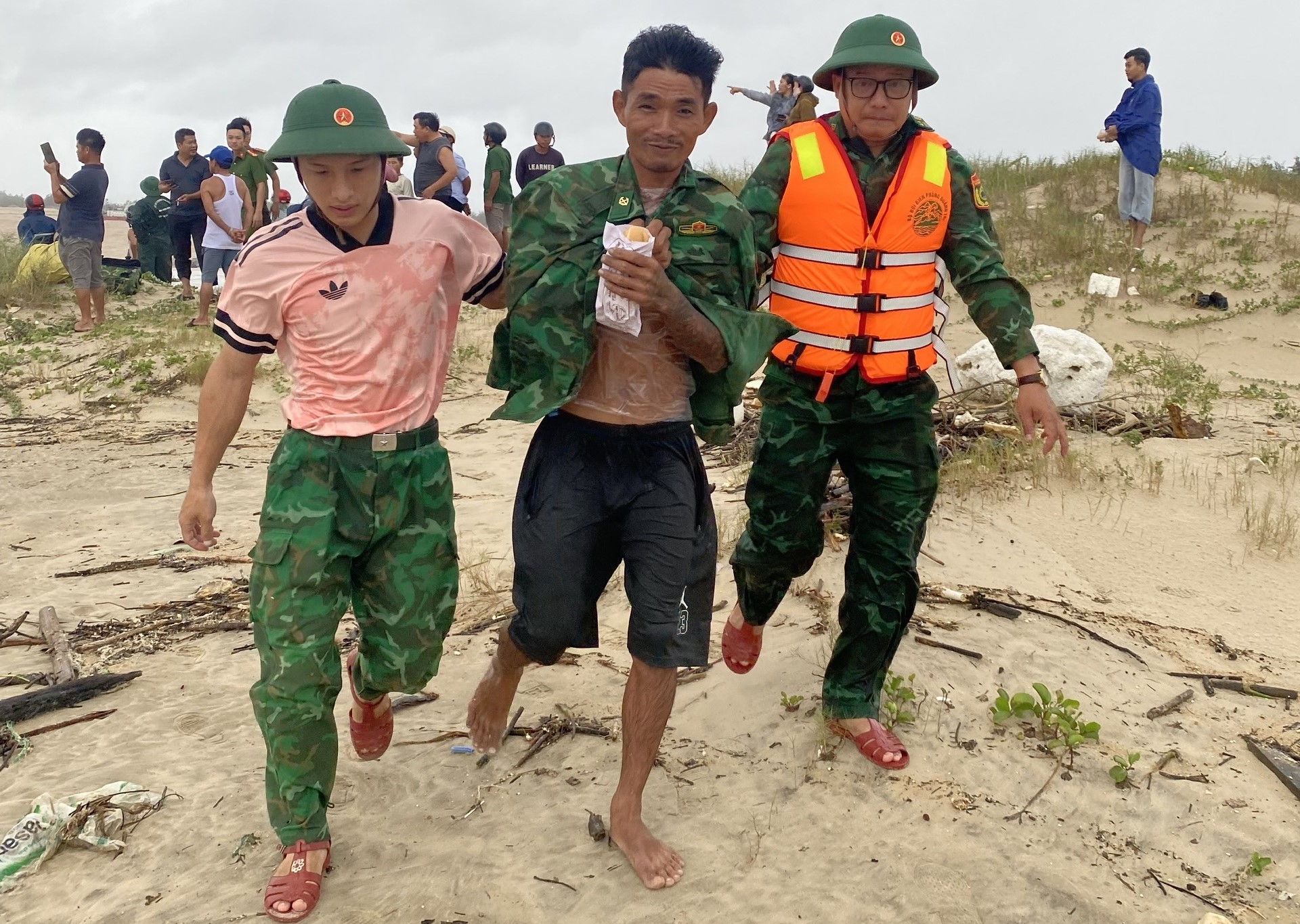Hai t&agrave;u c&aacute; với 11 thuyền vi&ecirc;n gặp nạn khi đang v&agrave;o bờ tr&aacute;nh b&atilde;o ở Quảng Trị- Ảnh 2.