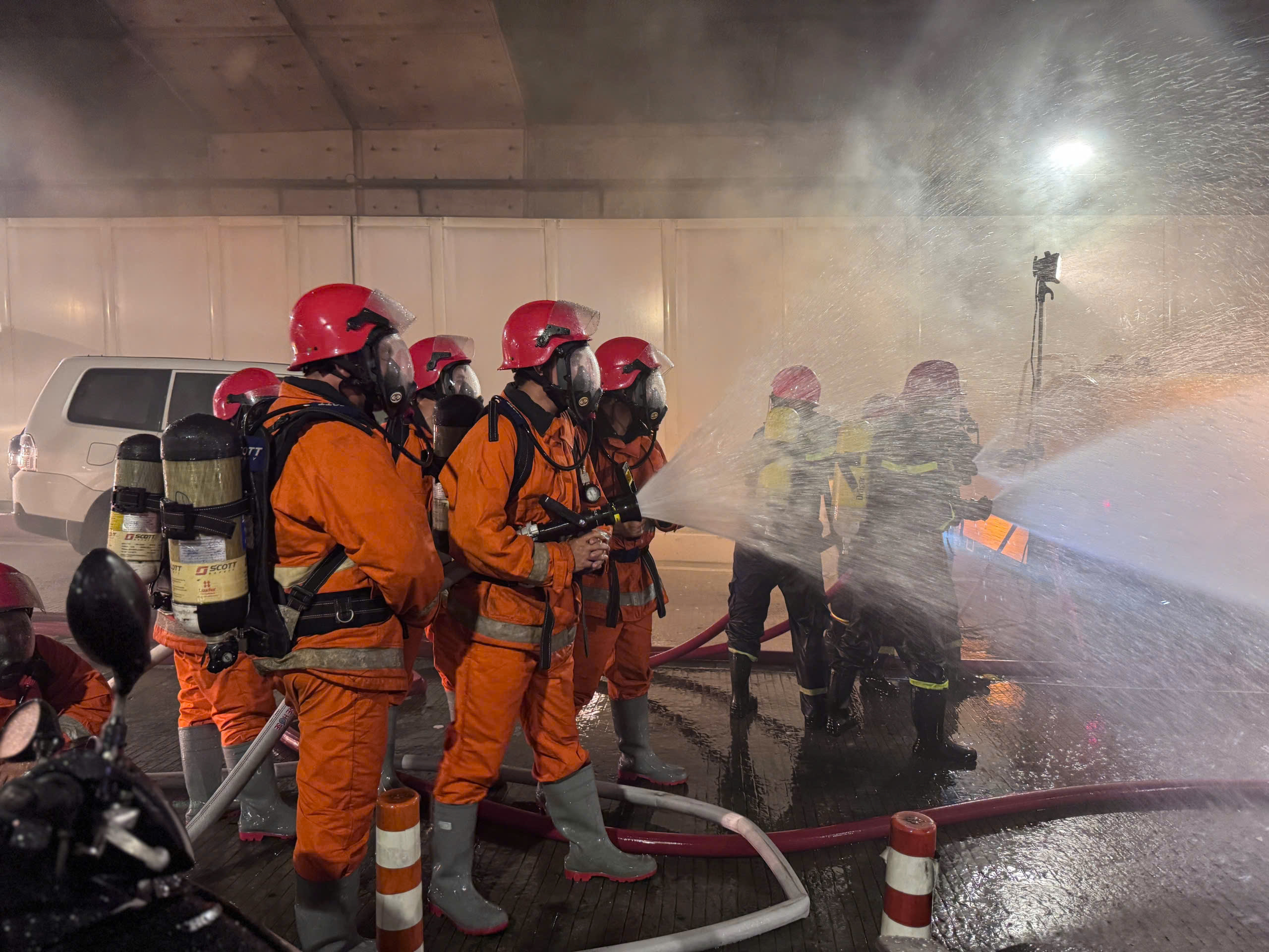 Nghẹt thở theo d&otilde;i diễn tập chữa ch&aacute;y trong hầm s&ocirc;ng S&agrave;i G&ograve;n- Ảnh 8.