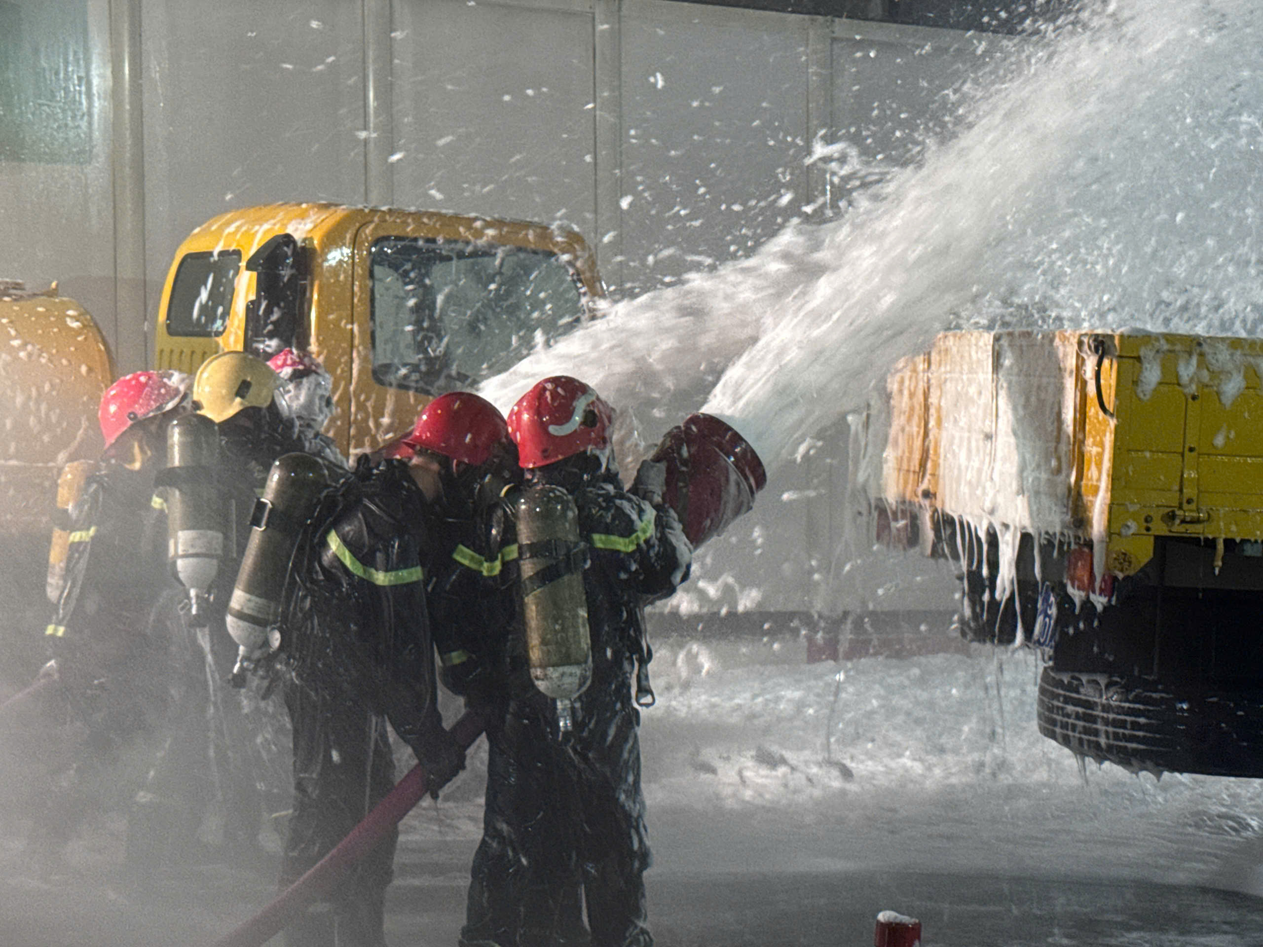 Nghẹt thở theo d&otilde;i diễn tập chữa ch&aacute;y trong hầm s&ocirc;ng S&agrave;i G&ograve;n- Ảnh 9.