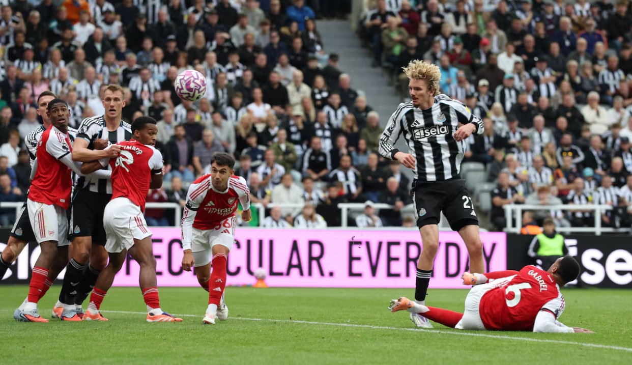 Arsenal ngược d&ograve;ng hạ Newcastle, thu hẹp c&aacute;ch biệt với Liverpool- Ảnh 1.