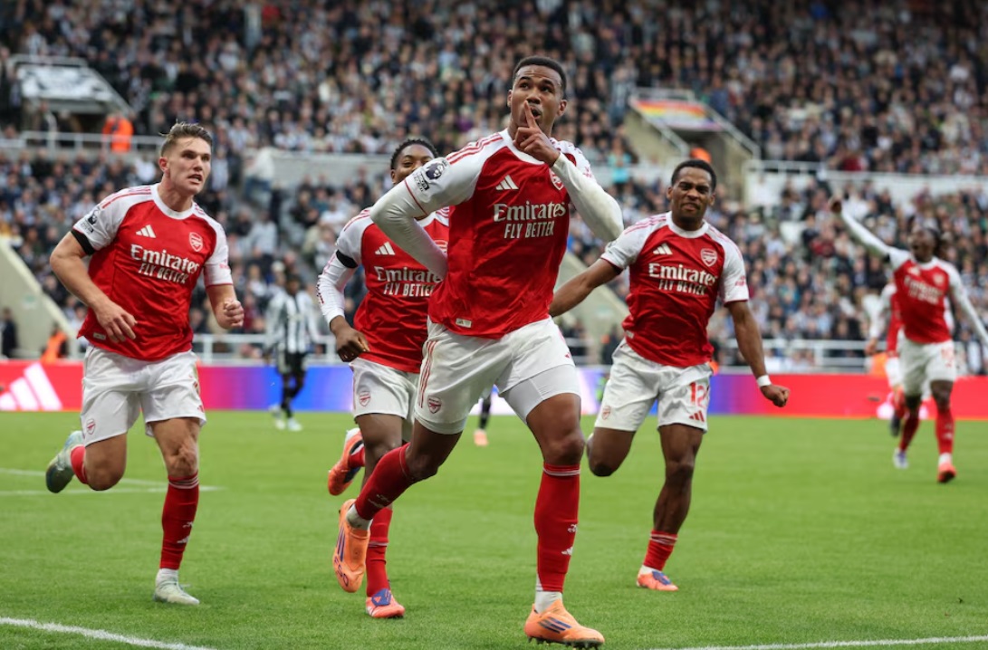 Arsenal ngược d&ograve;ng hạ Newcastle, thu hẹp c&aacute;ch biệt với Liverpool- Ảnh 2.