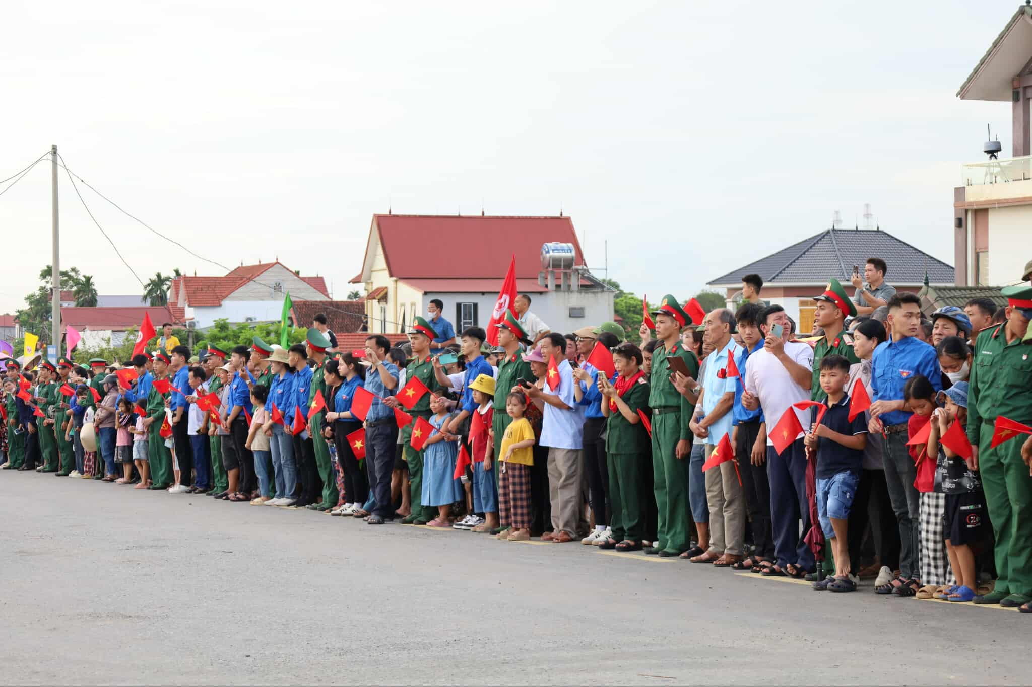 Thủ tướng cắt băng kh&aacute;nh th&agrave;nh cầu Phong Ch&acirc;u mới- Ảnh 4.