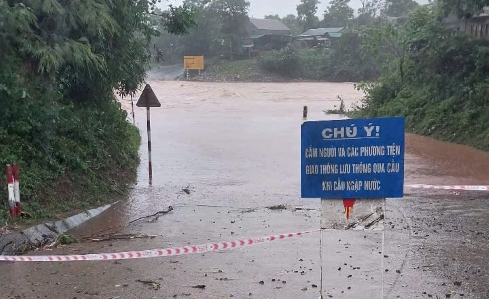 Quảng Trị: 3 người mất t&iacute;ch, nhiều cầu tr&agrave;n ngập s&acirc;u, đường giao th&ocirc;ng bị sạt lở- Ảnh 2.