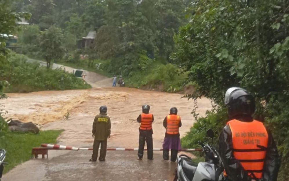 Quảng Trị: 3 người mất t&iacute;ch, nhiều cầu tr&agrave;n ngập s&acirc;u, đường giao th&ocirc;ng bị sạt lở