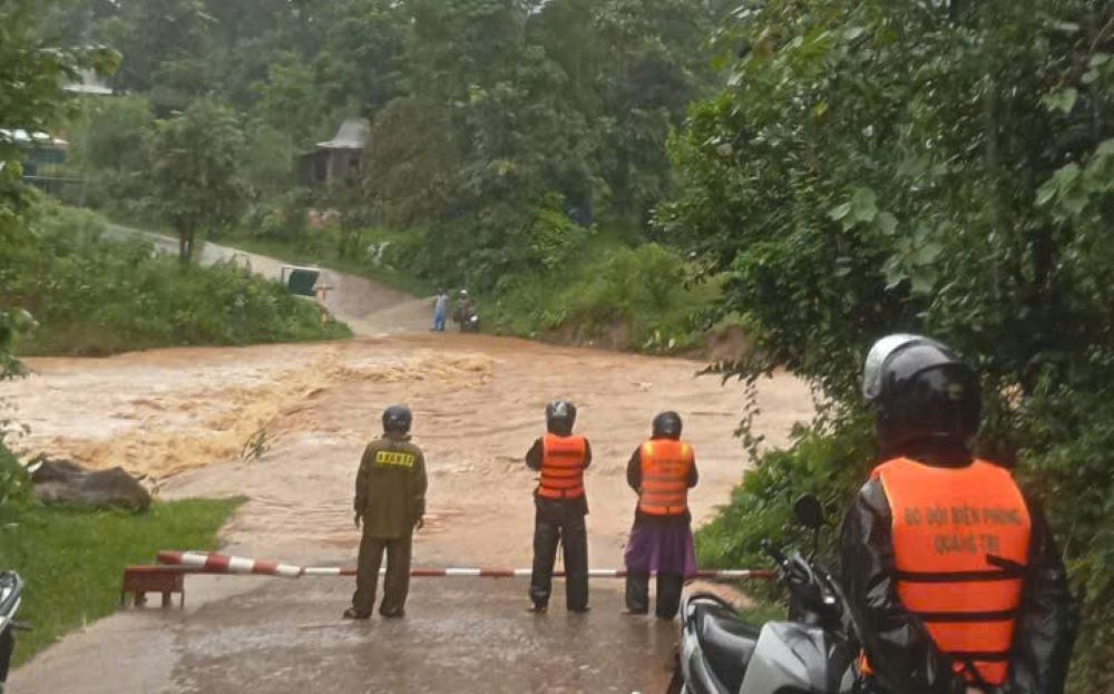 Quảng Trị: 3 người mất t&iacute;ch, nhiều cầu tr&agrave;n ngập s&acirc;u, đường giao th&ocirc;ng bị sạt lở- Ảnh 4.
