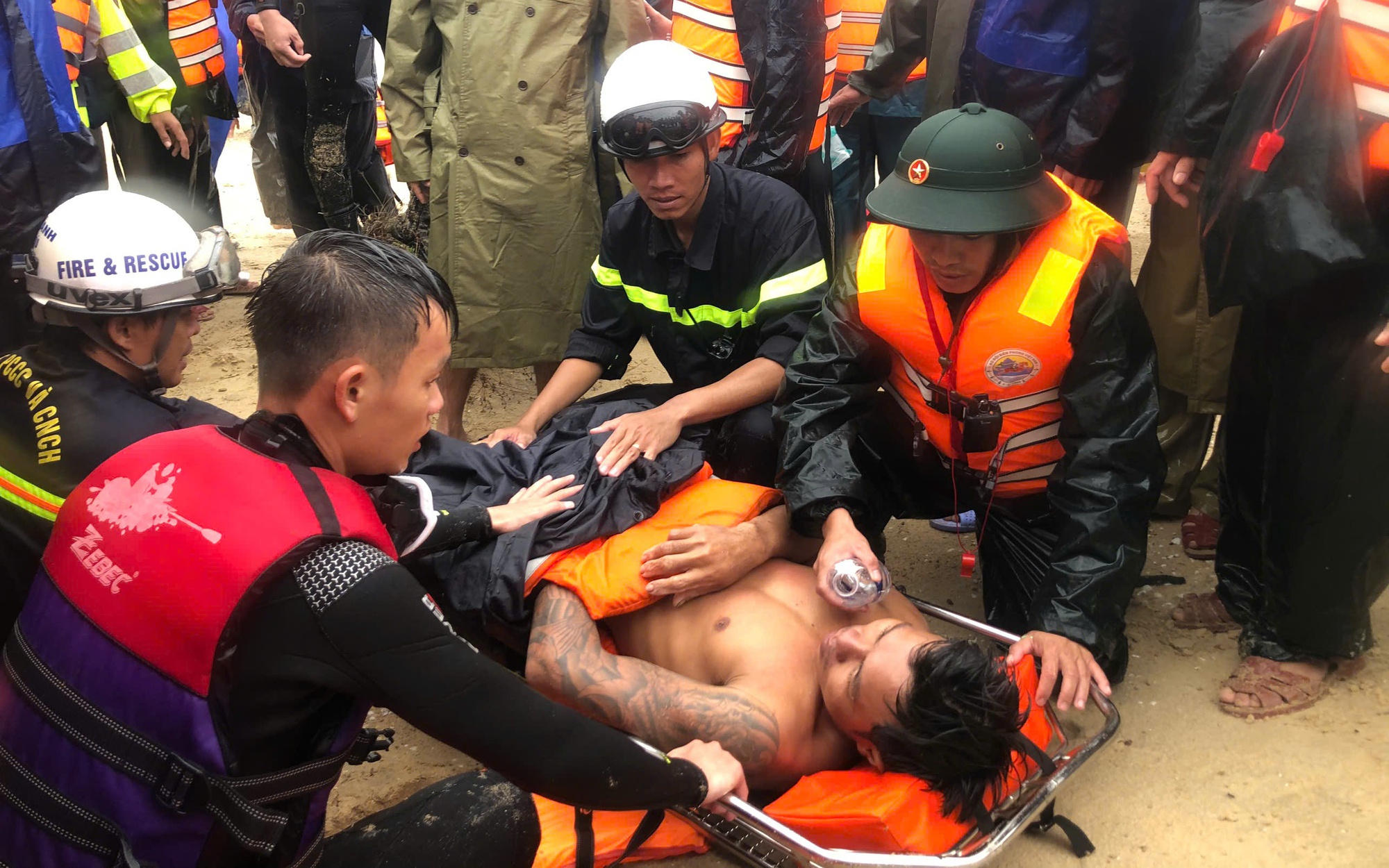 Lời kể của trung tá công an và 2 người dân vượt sóng dữ cứu 7 người trên tàu cá gặp nạn- Ảnh 8. Quảng Trị: Thêm thuyền viên được cứu, đã sơ tán hơn 1.400 người đến nơi tránh trú an toàn