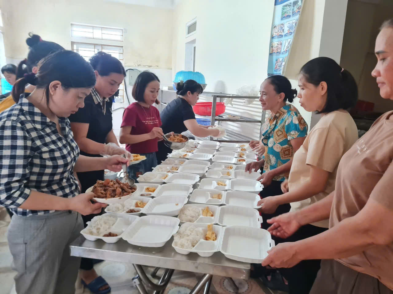 H&agrave; Tĩnh: Những bữa cơm ấm t&igrave;nh người giữa mưa b&atilde;o số 10- Ảnh 2.