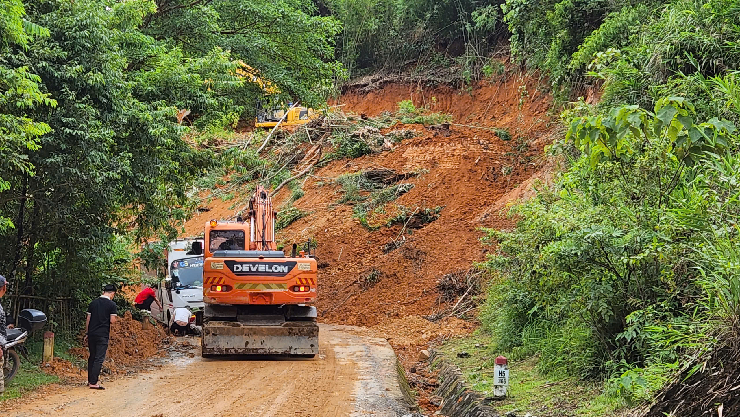 C&aacute;c đơn vị đường bộ ph&ograve;ng, chống b&atilde;o số 10 theo phương &aacute;n "3 kh&ocirc;ng, 4 tại chỗ"- Ảnh 1.