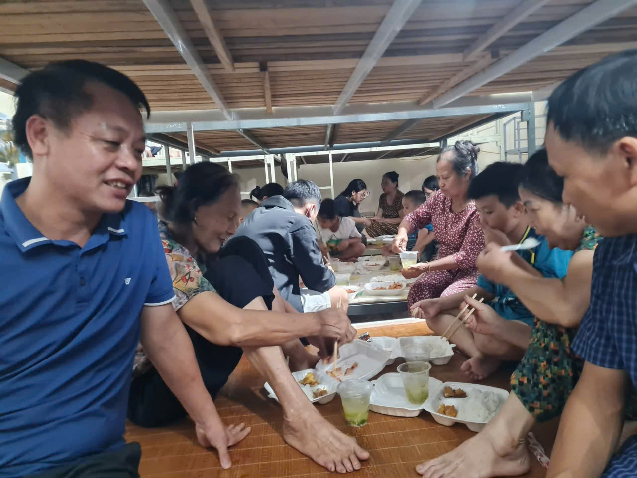 H&agrave; Tĩnh: Những bữa cơm ấm t&igrave;nh người giữa mưa b&atilde;o số 10- Ảnh 3.