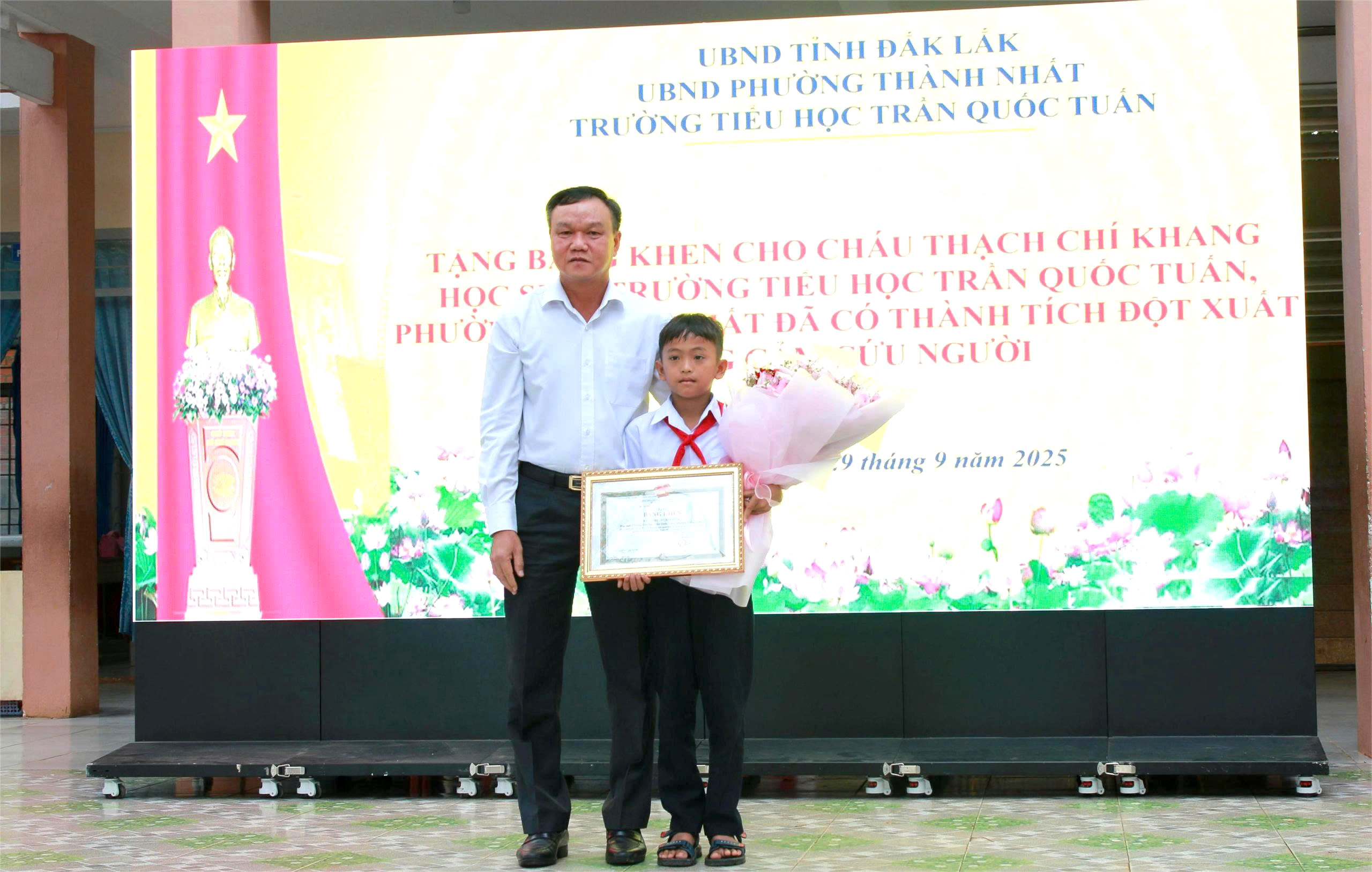 Chủ tịch tỉnh Đắk Lắk tặng bằng khen học sinh lớp 5 dũng cảm cứu bạn trong vụ thảm &aacute;n- Ảnh 1.