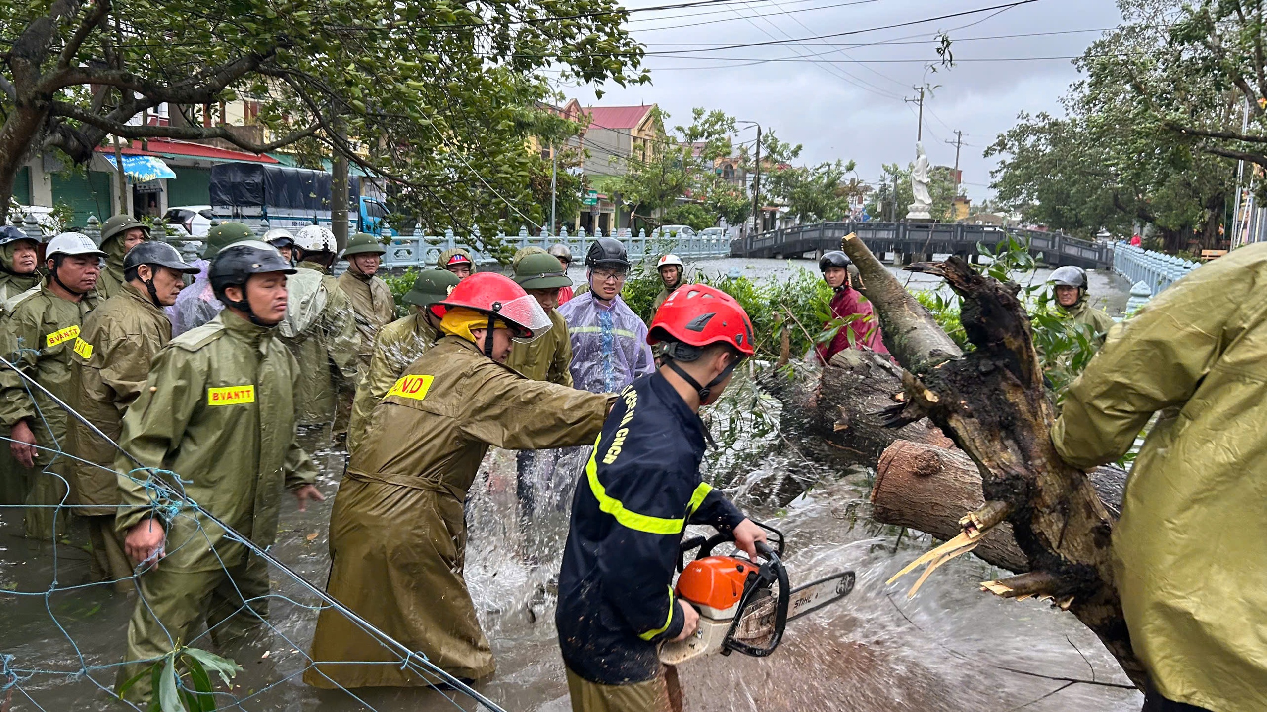 Thanh H&oacute;a, Ninh B&igrave;nh: Lốc xo&aacute;y thổi bay m&aacute;i nh&agrave;, &iacute;t nhất 7 người thiệt mạng- Ảnh 7.