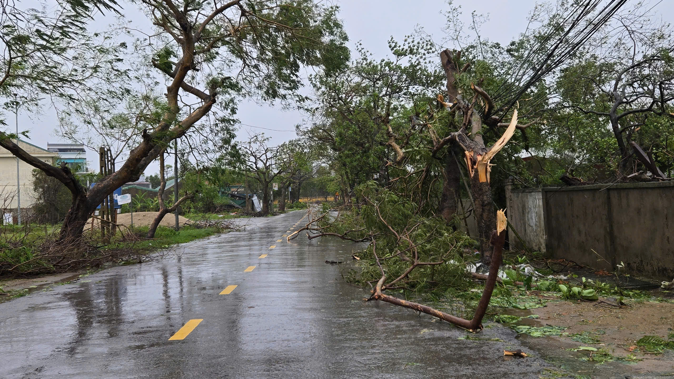 Nghệ An: Xuy&ecirc;n b&atilde;o cứu người d&acirc;n mắc kẹt tr&ecirc;n s&ocirc;ng Lam- Ảnh 7.