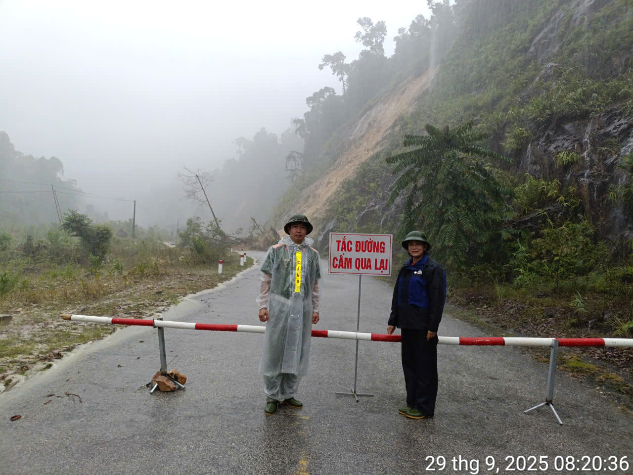 Nghệ An: Nhiều tuyến quốc lộ, tỉnh lộ bị chia cắt do sạt lở, ngập &uacute;ng sau b&atilde;o số 10- Ảnh 1.