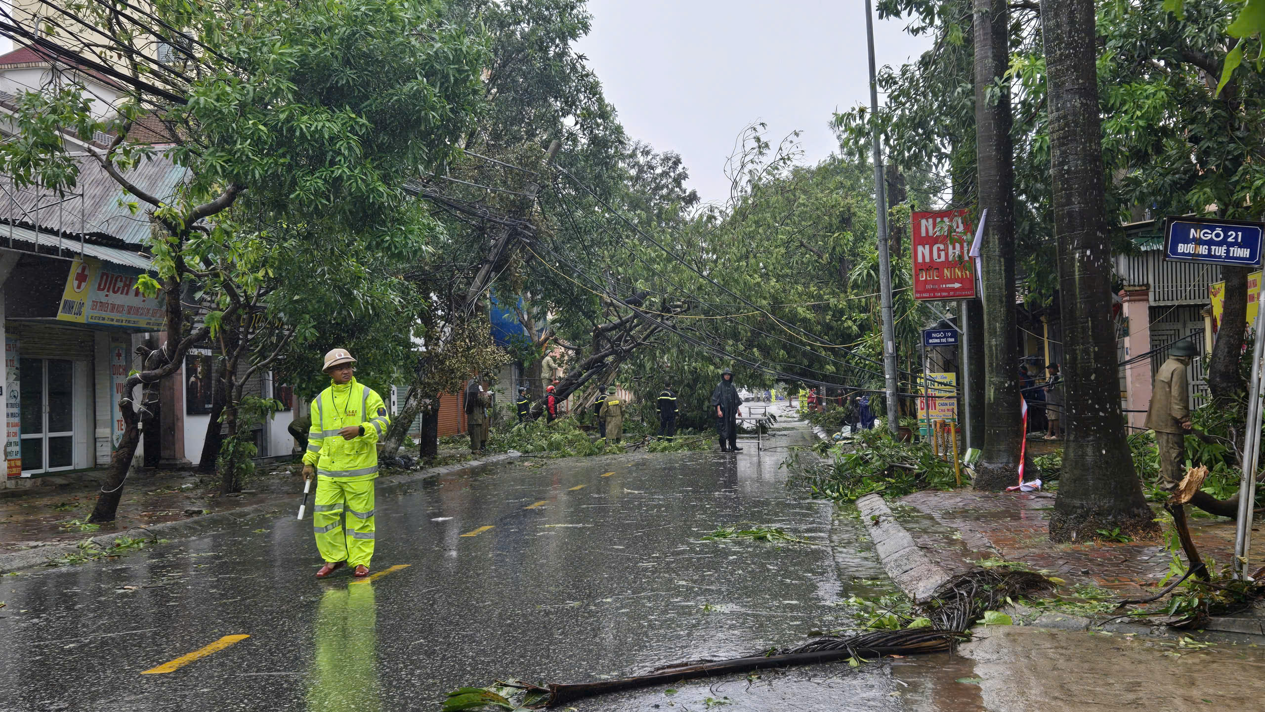 Nghệ An: Xuy&ecirc;n b&atilde;o cứu người d&acirc;n mắc kẹt tr&ecirc;n s&ocirc;ng Lam- Ảnh 8.