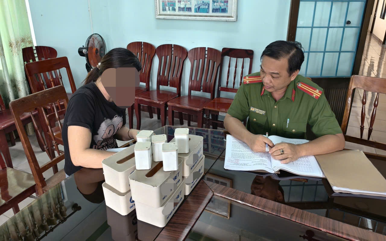 C&ocirc;ng an Quảng Ng&atilde;i ngăn chặn quảng c&aacute;o cờ bạc tr&aacute; h&igrave;nh tại qu&aacute;n ăn, tiệm tạp h&oacute;a