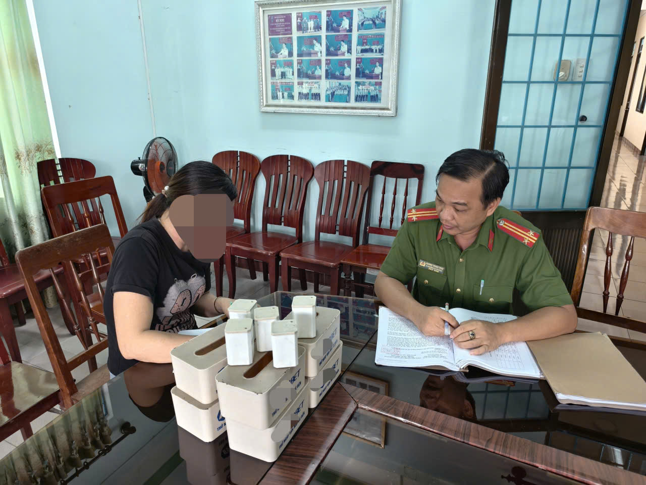 C&ocirc;ng an Quảng Ng&atilde;i ngăn chặn quảng c&aacute;o cờ bạc tr&aacute; h&igrave;nh tại qu&aacute;n ăn, tiệm tạp h&oacute;a- Ảnh 1.
